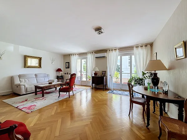 Coeur Monplaisir, vaste T3 en très bon état, dans une copropriété de standing, balcons, stationnemen