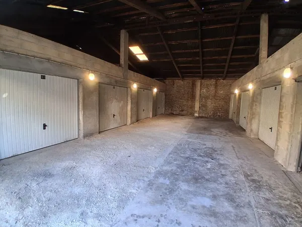 Lot de 21 garages avec un hangar à CHARLEVILLE MEZIERES