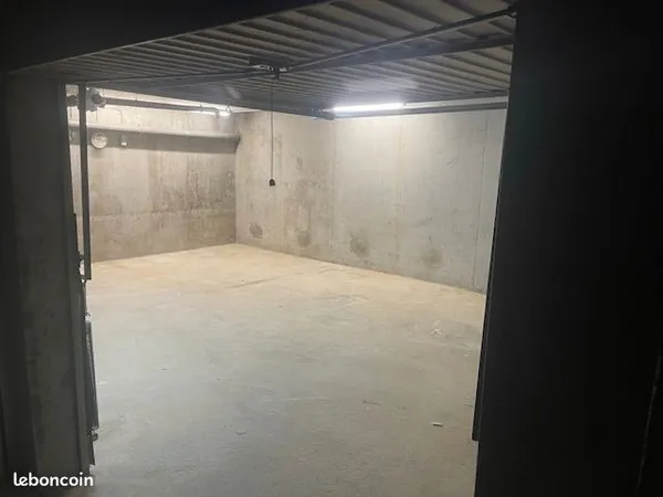 Box souterrain 35 m² avec électricité - porte 2,20 x 2,00 m - à 100 m de la douane de Croix-de-Rozon