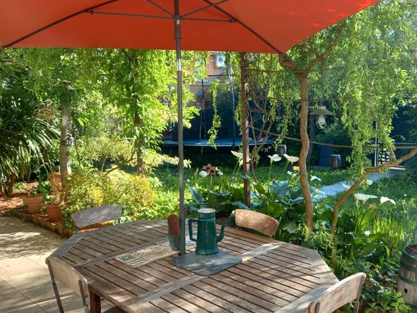 Maison, 105 m², déco indus et jardin paysagé, au bord du canal de Jonage