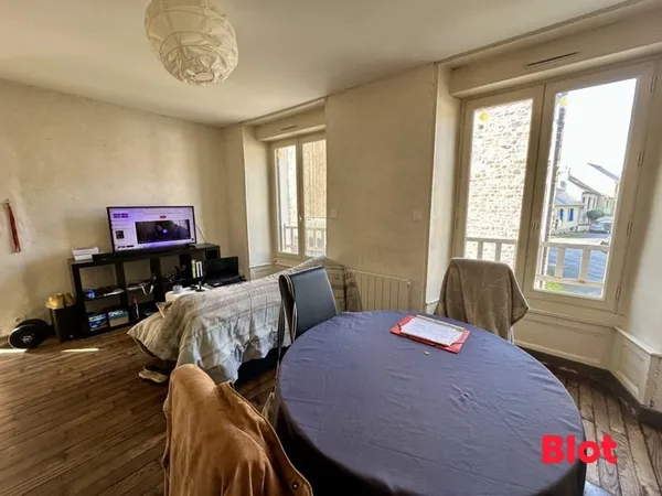 MONTFORT-SUR-MEU CENTRE - IMMEUBLE EN MONOPROPRIÉTÉ - 2 LOGEMENTS MEUBLÉS LOUÉS