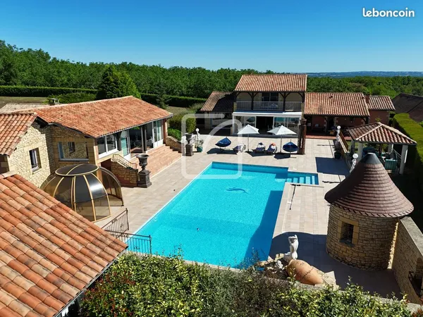 Villa 9 pièces 235 m²