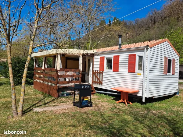 Mobil-home situé au camping "Le Bouloc" à 100 mètres du village "Ceilhes et Rocozels". Proche d'Avèn