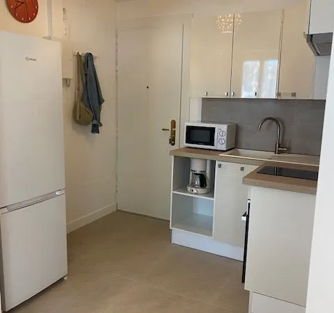 Charmant studio , rénové avec climatisation