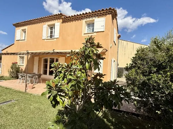 PEYROLLES EN PROVENCE : Maison familiale semi récente
