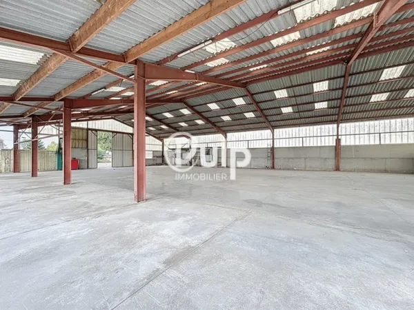 Hangar polyvalent avec prairie attenante - secteur recherché Pévèle