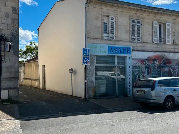 Maison de ville en pierre avec jardin et garage