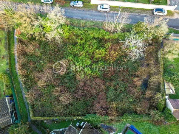 Superbe terrain de 999 m2 clos de mur