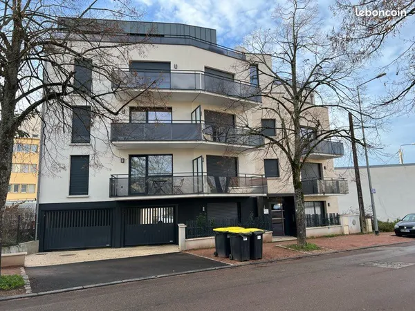 Studio 24 m² récent avec balcon et parking, proche facs