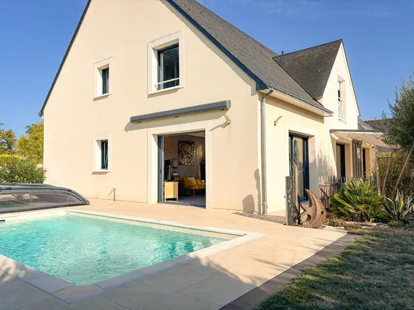 Maison familiale de 197 m² avec piscine et jardin de 980 m² à Bouchemaine.