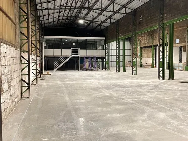Entrepot 500m2 avec bureaux de 130m2