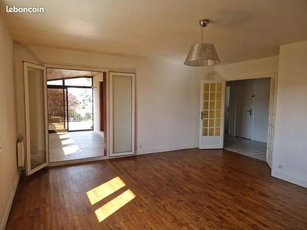 Brive-la-Gaillarde - Appartement T4 de 100 m² au DERNIER ÉTAGE avec terrasse, véranda et 2 parkings 