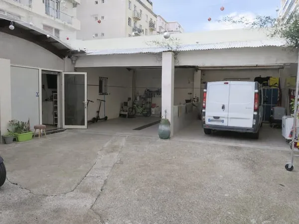 Pour investissement : local commercial + parkings