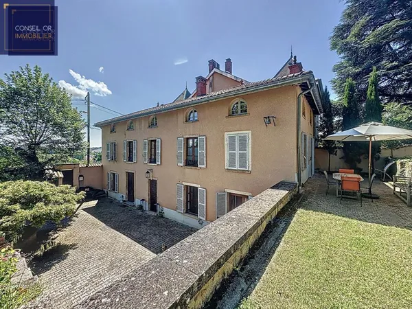 Vends maison ancienne - 314 m² - 8 pièces, 7 chambres - Saint-Genis-Laval 69230