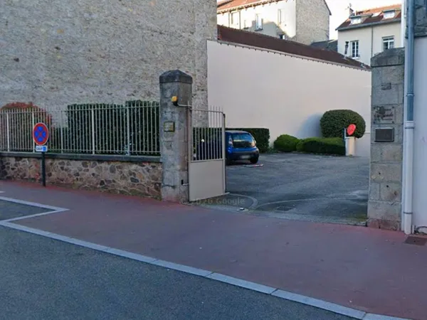 Place de parking dans garage privé de résidence