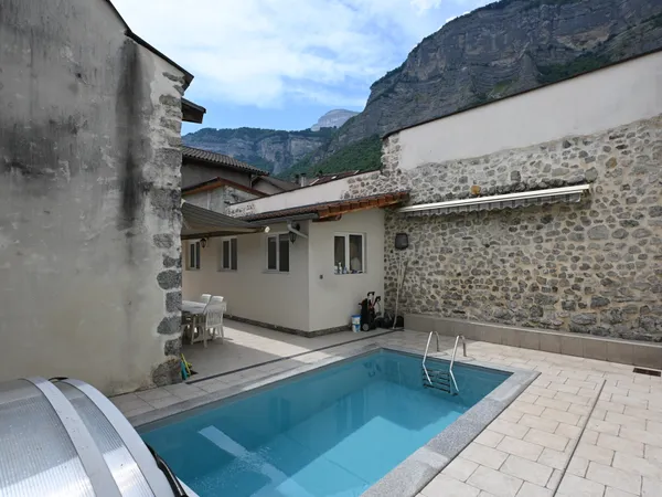 Maison de village avec piscine - 2 chambres centre du village