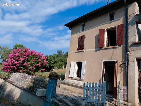 Maison ancienne avec grandes dépendances