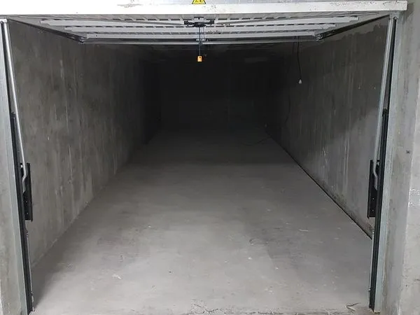 Grand garage sécurisé de 22m2