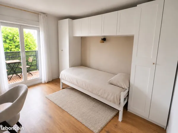 Chambre avec balcon privé - Colocation à 2 - À 2 min à pied du RER A et à 5 min du pôle universitair