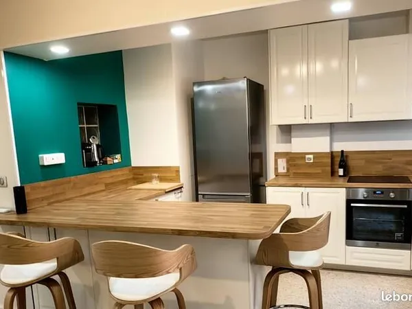 Chambre climatisée de 12 m² avec balcon plein sud, dans une colocation bien entretenue de jeunes adu