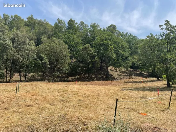 Affaire - Beau terrain viabilisé, résidentiel Taradeau Village
