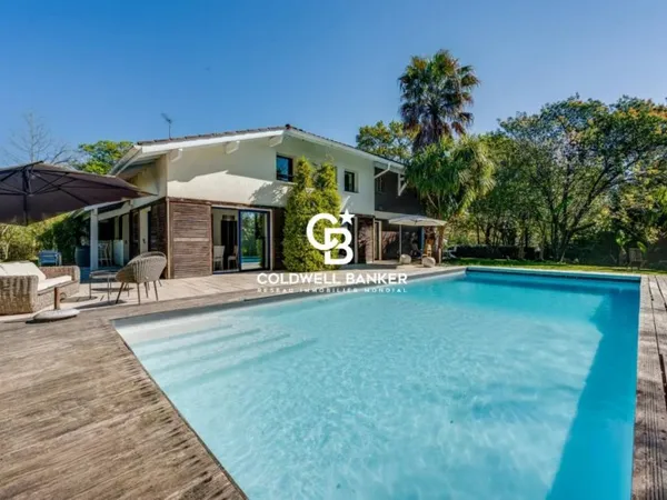 Exclusivité - Villa d'architecte au calme absolu, proche de Bayo