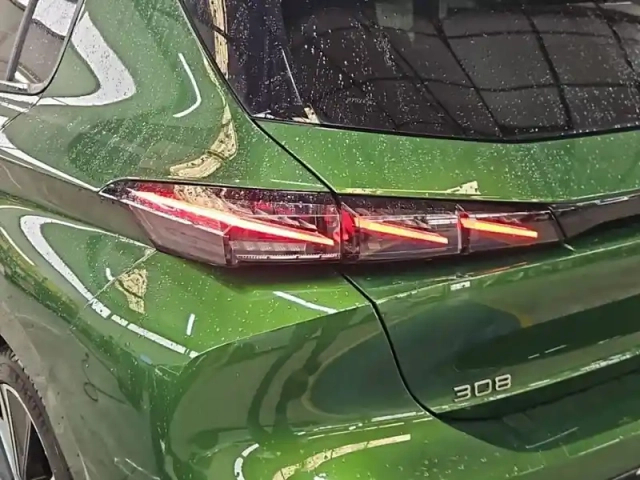 Peugeot 308 puretech 130ch s&amp;s eat8 — photo 17