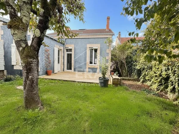 A vendre superbe Maison de ville type 6 avec jardin et deux garages !