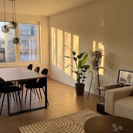 Bonjour, je suis intéressé par votre grand T1 ou T2 à la j'aimerais le prendre de suite. J'ai un gar