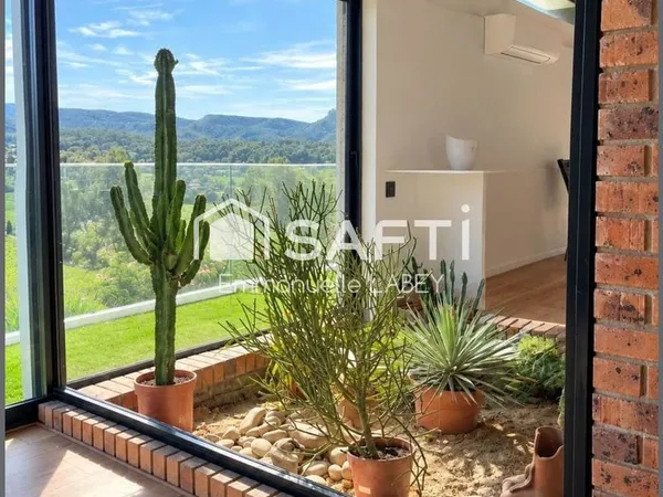 CASSIS  Haut de villa, une vue d'exception et fort potentiel d'évolution.