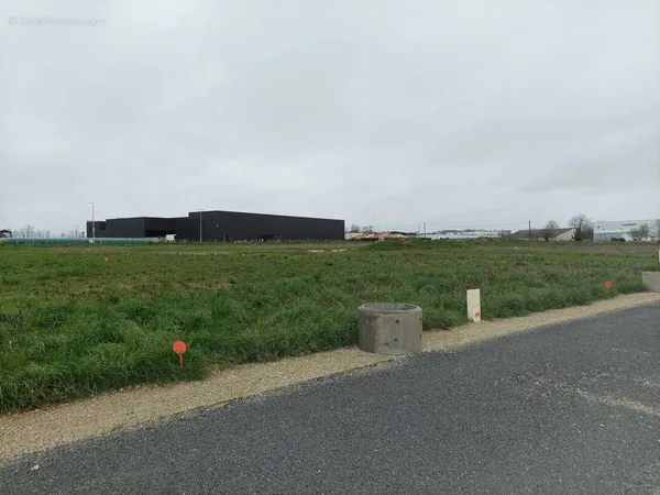 Terrain à bâtir de 347 m² à SURGERES (17)
