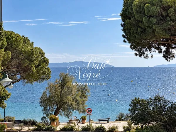 Grand Appartement Avec Piscine Et Terrasse À Vendre À 100M De La Plage De Cavalière