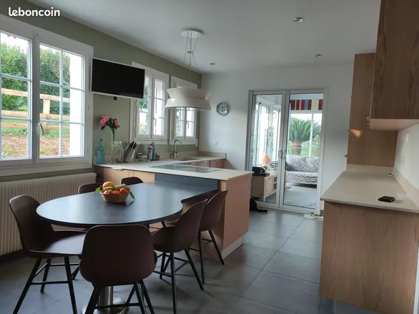 Maison à ITXASSOU, avec garage, parc 5000m²,piscine au sel couverte + appartement 50m²