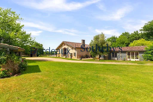 Maison 7 pièces 240 m²