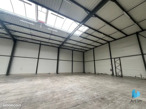Local 1220 m² Le Mans