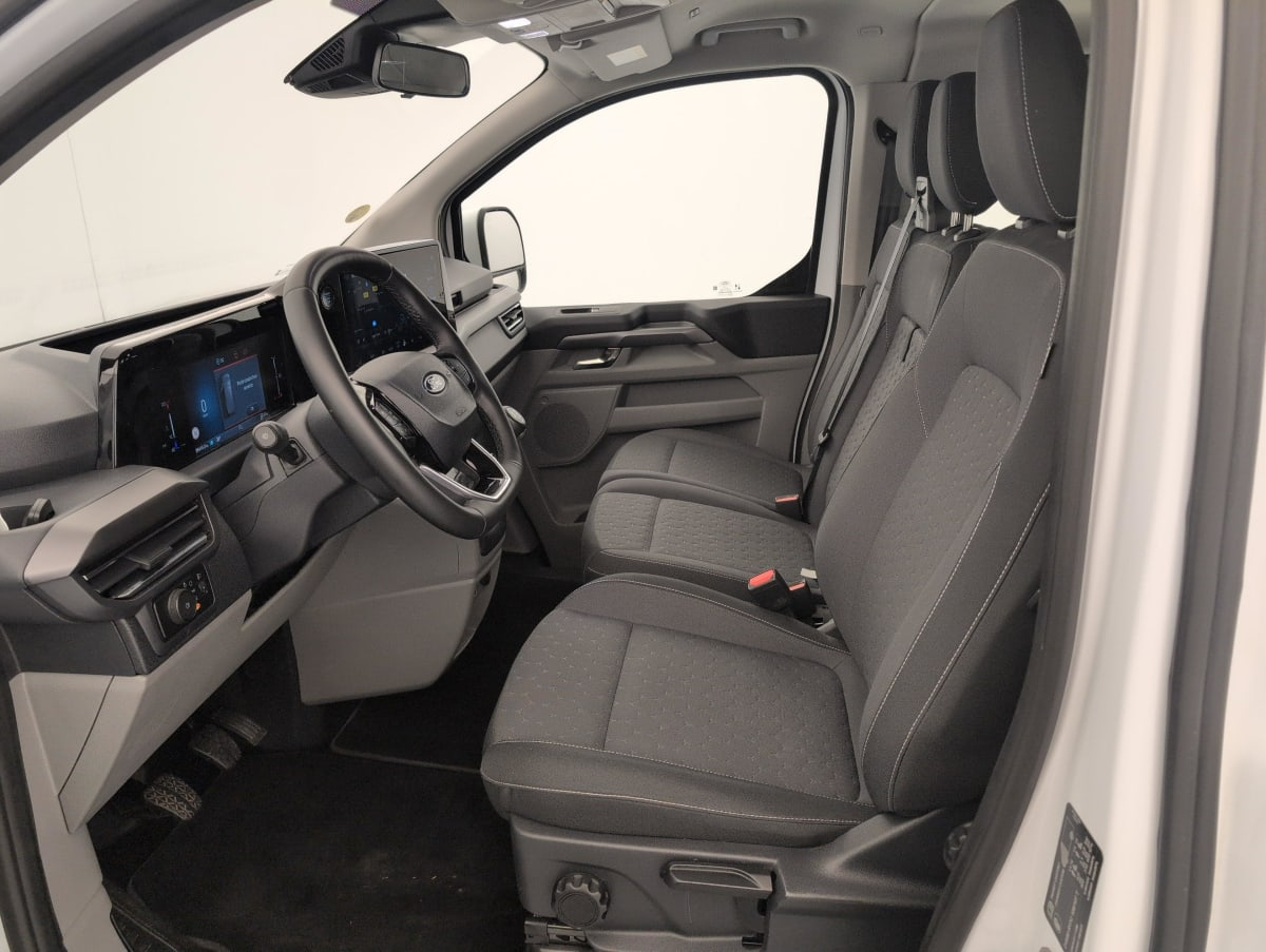 Ford Tourneo Custom — photo 15