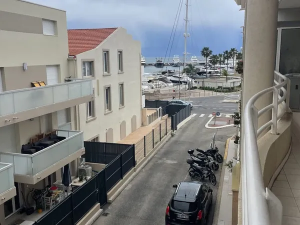 Petit appartement avec vue mer en location saisonnière : Tarif indiqué à titre informatif