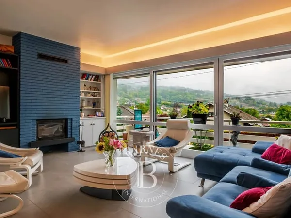 BARNES ANNECY | SAINT-JORIOZ — CHALET RÉNOVÉ AVEC VUE DÉGAGÉE