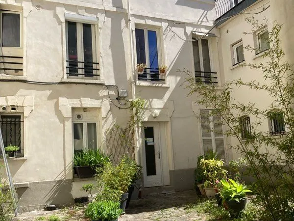Aubervilliers studio occupé