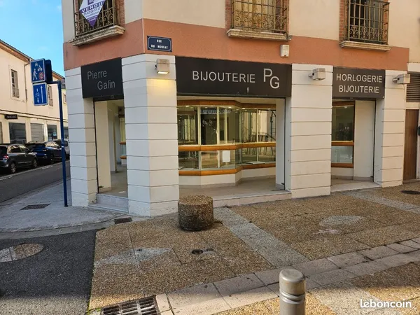 Local commercial d'angle 60m² - rue de la République