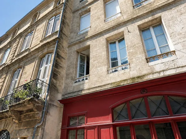 Local commercial 104 m² avec mezzanine et bureau