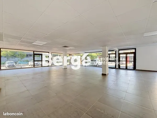 Local commercial 218 m²