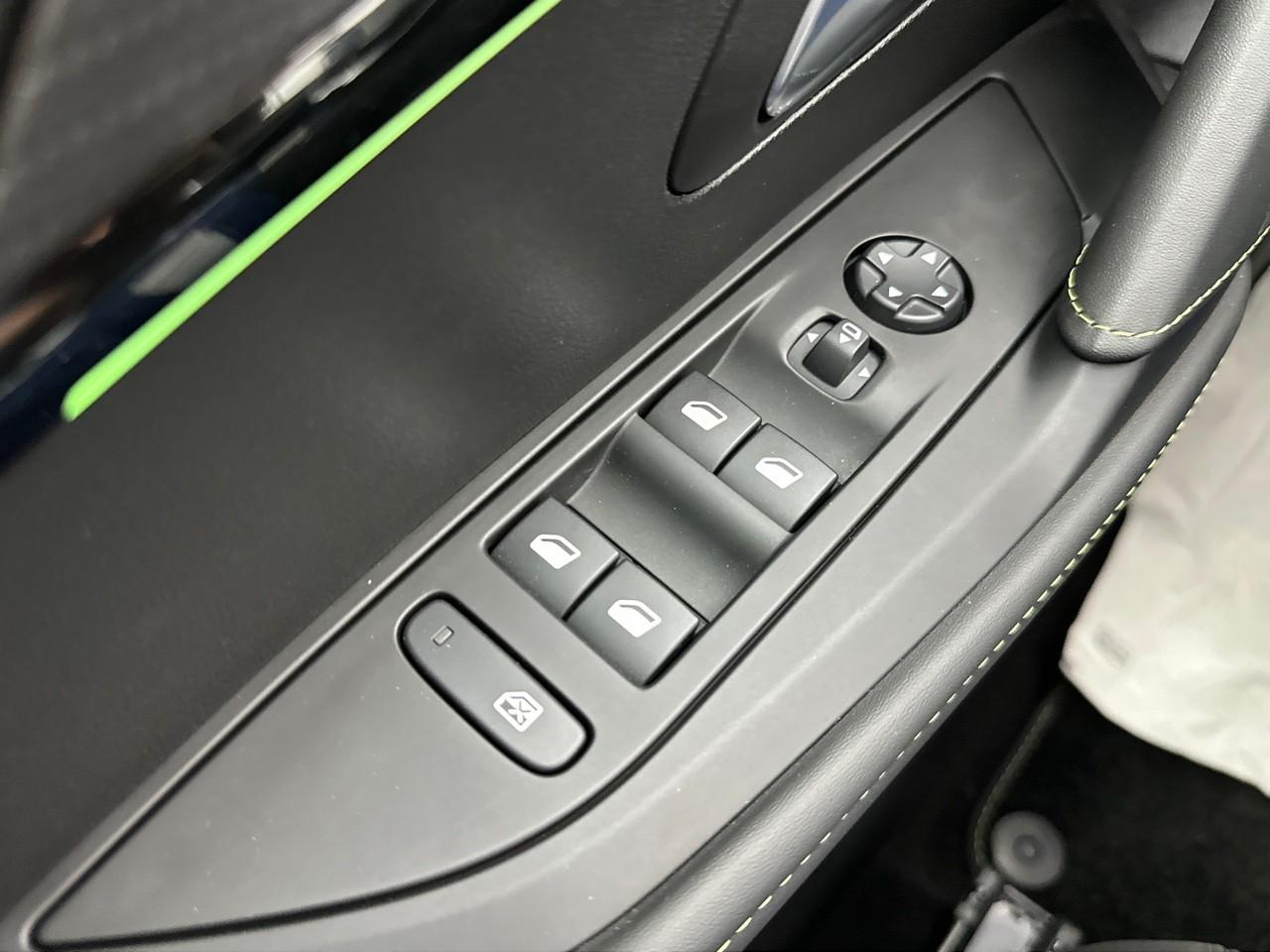 Peugeot 208 puretech 100 s&s eat8 gt — photo 15