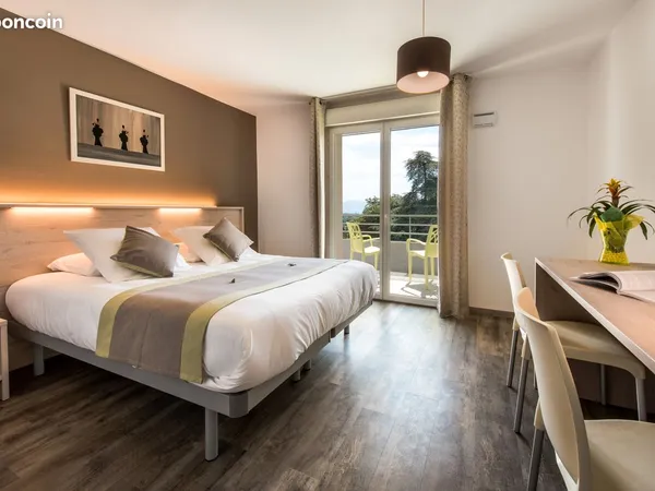 Chambre de 23m2 - salle de bain - réfrigérateur - micro-ondes