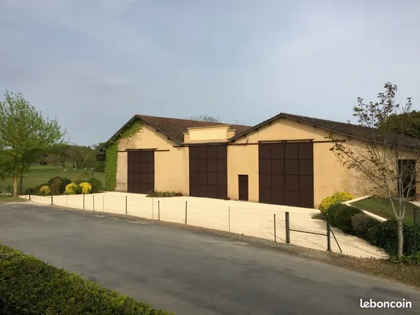 Entrepôt (572 m²) et sa maison d'habitation