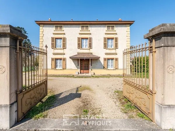 Maison de caractère à réhabiliter avec potentiel - Centre de Villeneuve (01480)