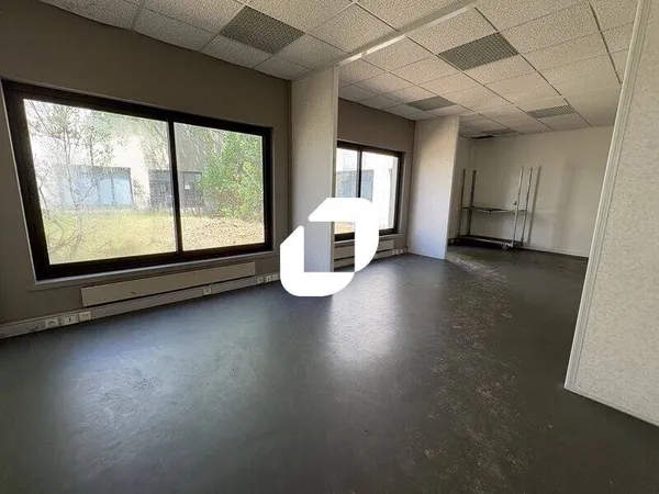 Bureaux 593 m²