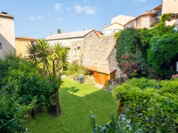 Maison de village à rénover avec terrasse et cave voûtée