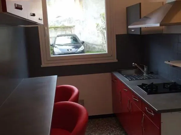 Location Appartement idéal étudiant avec entrée sécurisée et place de parking, placard et WC séparés