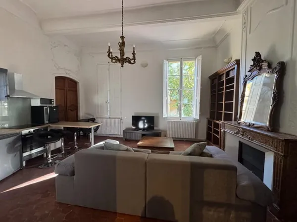 A Louer Aix en Provence centre - Place Miollis - Beau T2 meublé renové